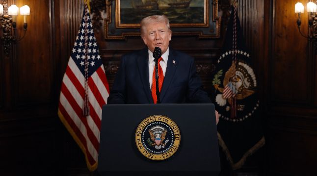 Трамп під час свого виступу почав перекривлювати Байдена: гарчав, кашляв і крутив головою. ВІДЕО